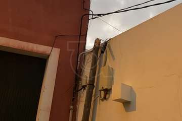 Caída de un tendido de cables sobre la calle principal de la zona industrial de Bocabarranco (Telde)/TA.